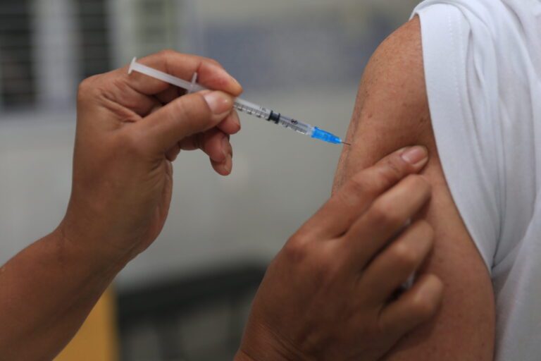 2023-02-27-Inicio-da-vacinacao-com-a-Pfizer-bivalente-Alex-Ramos-11-2048x1365[1]