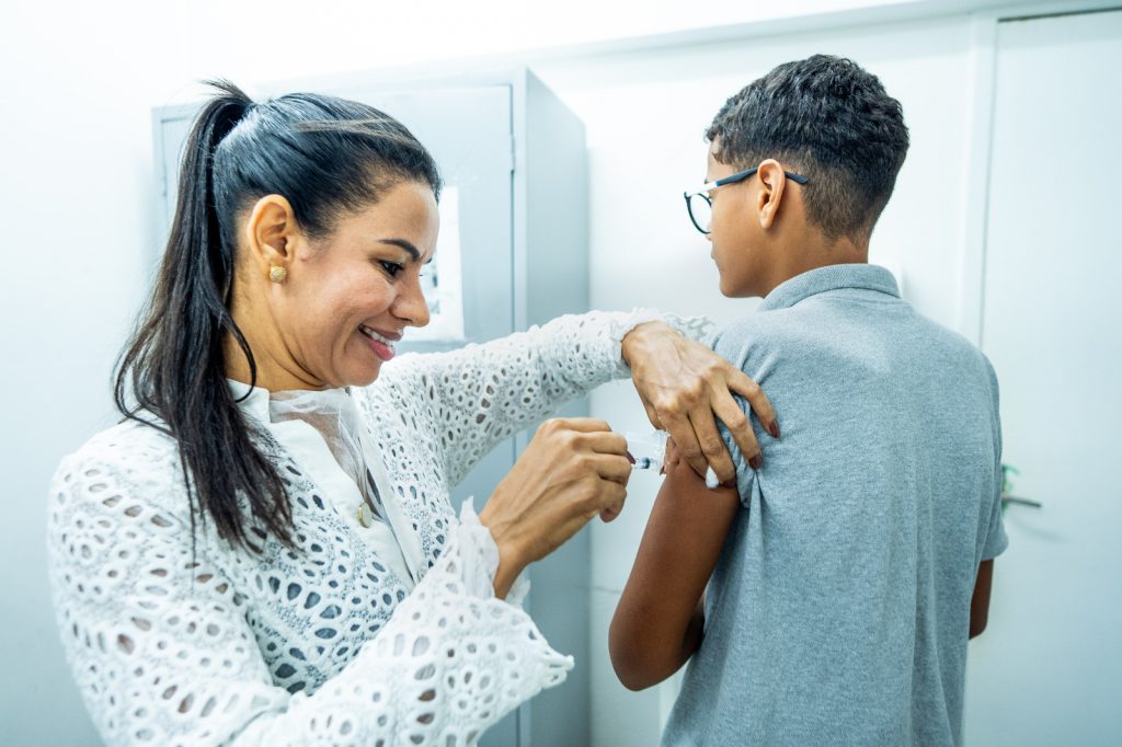 sesau-vacinacao-dengue-vacina-foto-juliano-sarraf-2-1024x682[1]